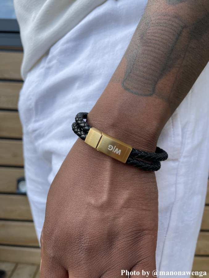 DRKS influencer draagt graveerbare heren leren armband