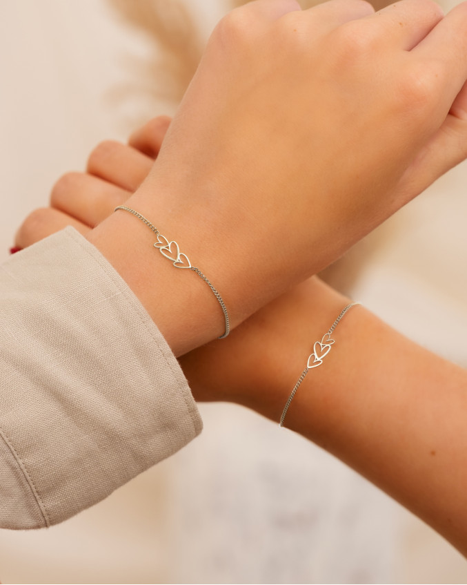 Armbanden triple heart gedragen om polsen