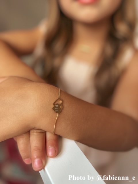 Influencer met gouden hartjes armband