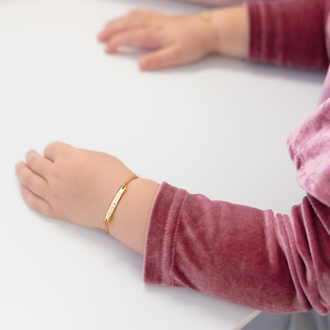 knijpen Trek Zuidelijk Armbandje met naam meisje goud kleurig | Kinder armband| DRKS