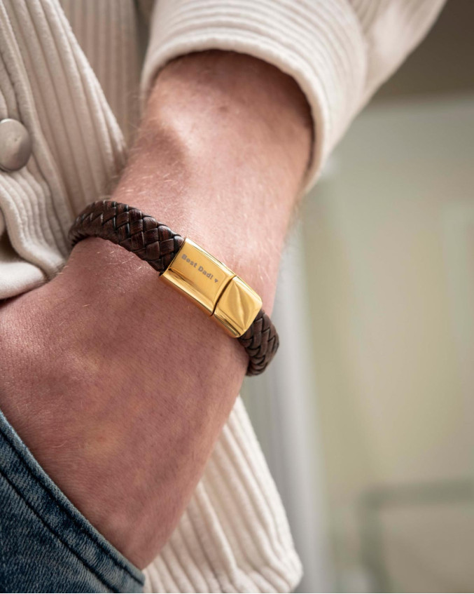 Onderzoek Verfijning pin Graveerbare leren mannen armband bruin goudkleurig | DRKS