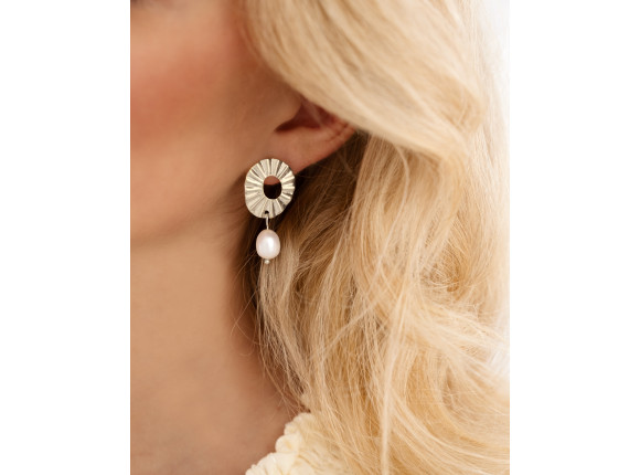 Trendy pearl earrings white