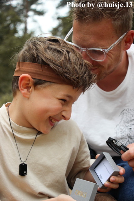 Influencer foto met graveerbare leren armband