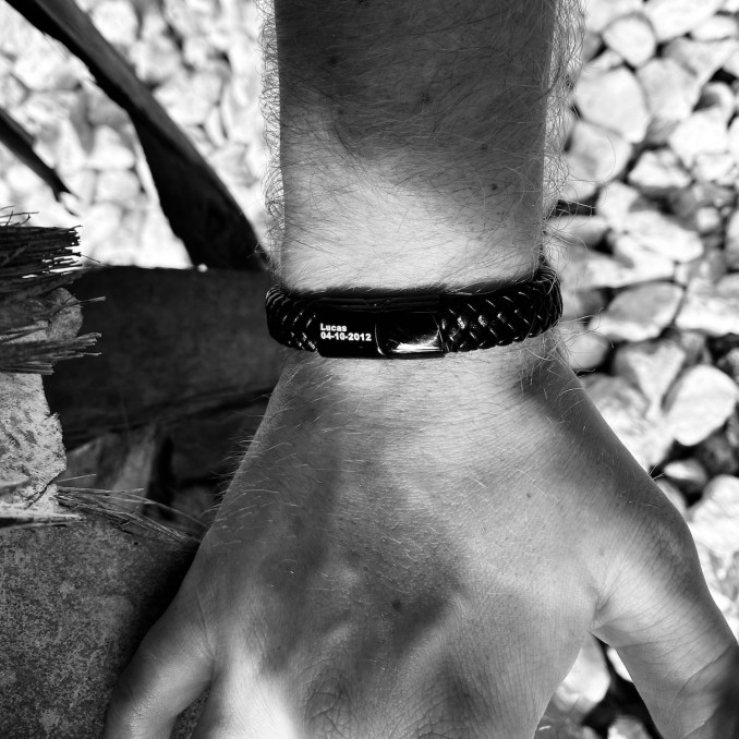 plotseling Uit Typisch Graveerbare Leren Mannen Armband Zwart | DRKS Armbanden