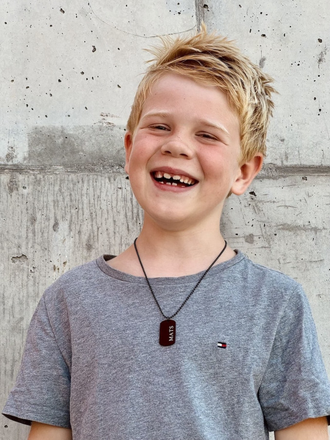 Jongen met zwarte kids ketting met naam