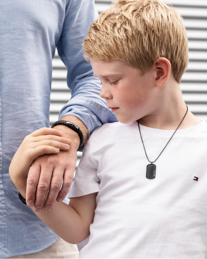 Vader en zoon dragen sieraden van drks