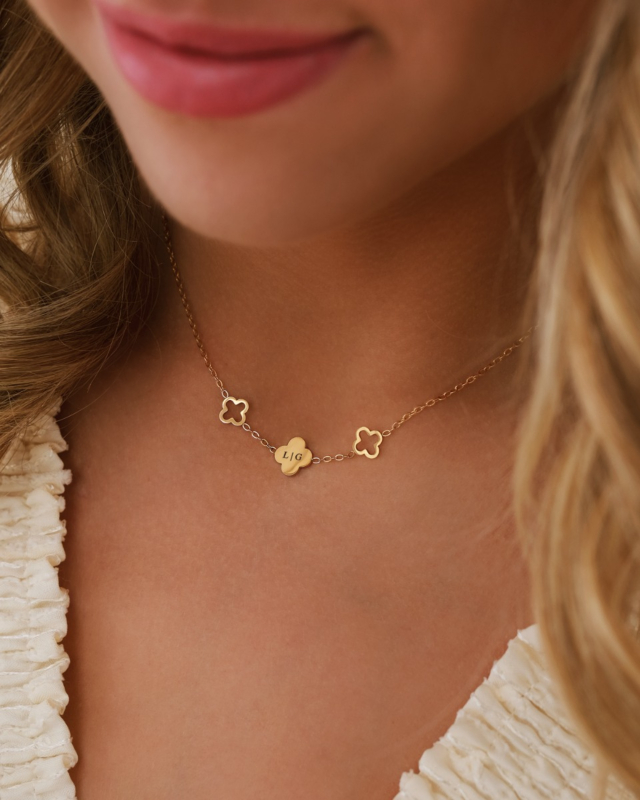 Gouden clover ketting met initialen bij model