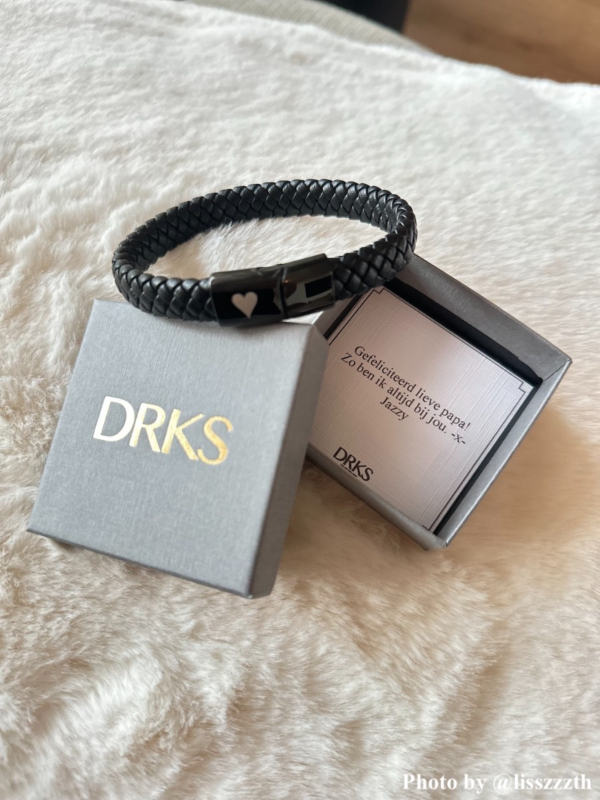 Influencer met leren heren armband met persoonlijke tekst