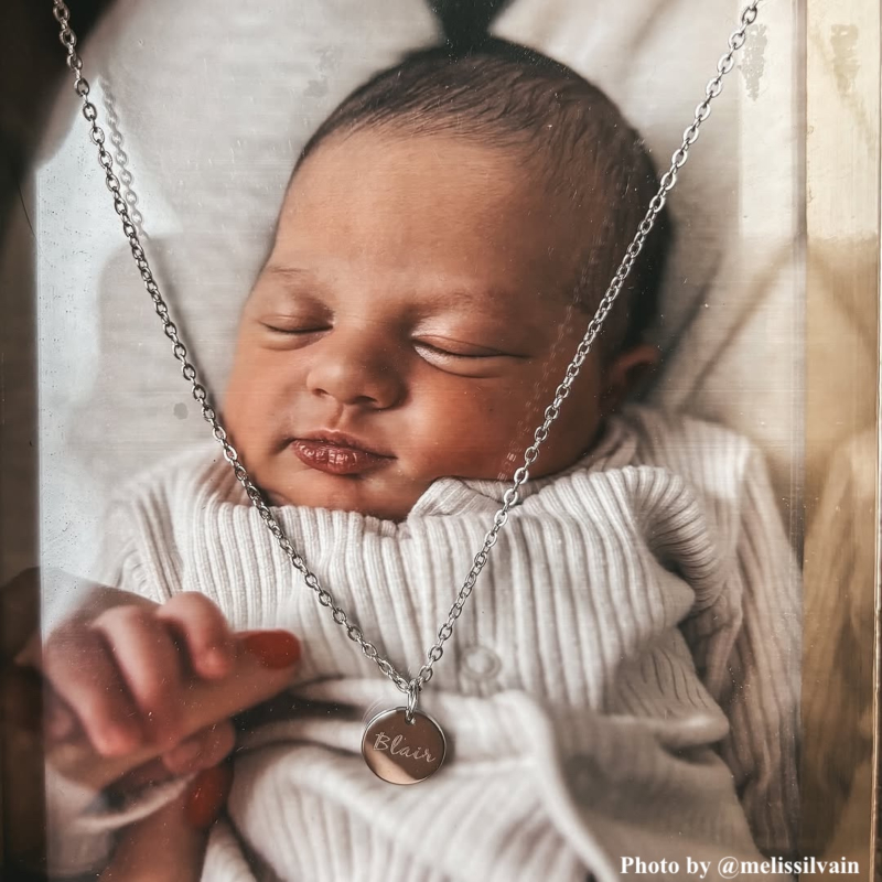 Influencer met mama ketting met baby