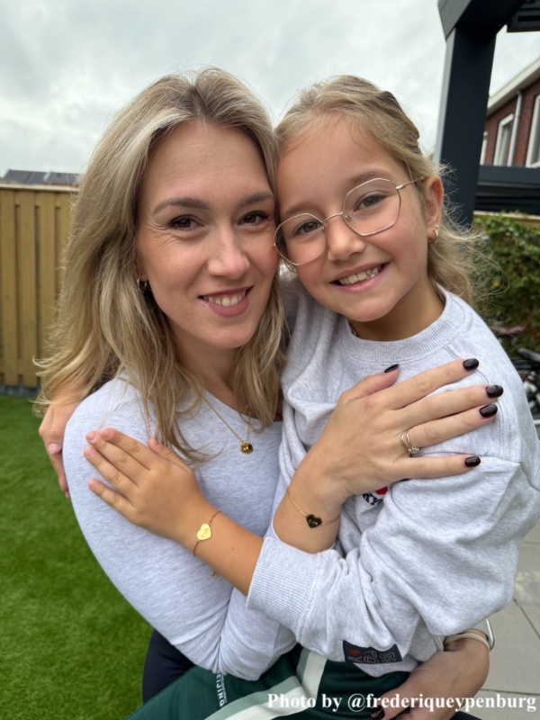 influencet met kind en armbandjes graveerbaar goud