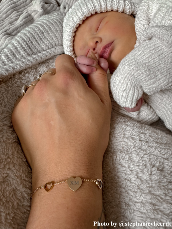 influencer met baby en goud graveerbaar armbandje