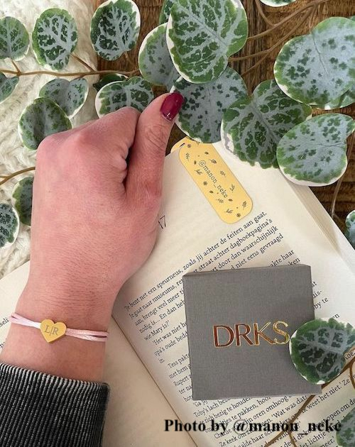 Influencer met accessoires van drks