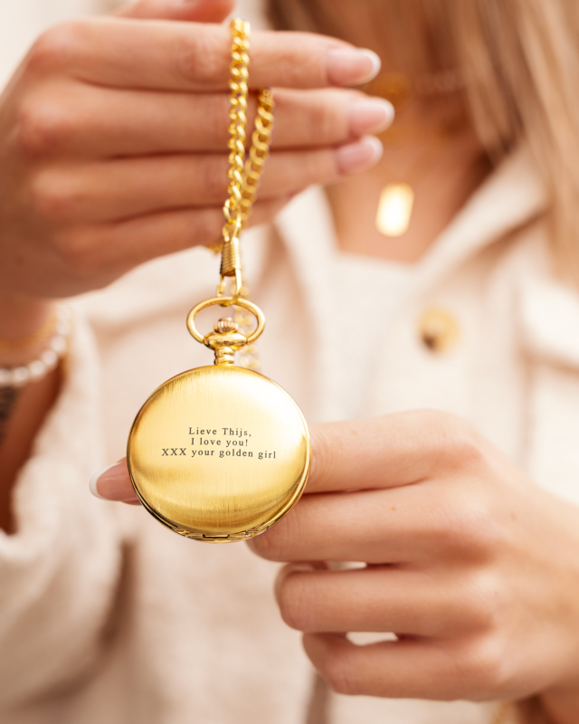 Model houdt gouden pocket watch vast