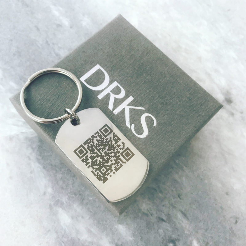 Sleutelhanger met qr code op DRKS sieradendoosje