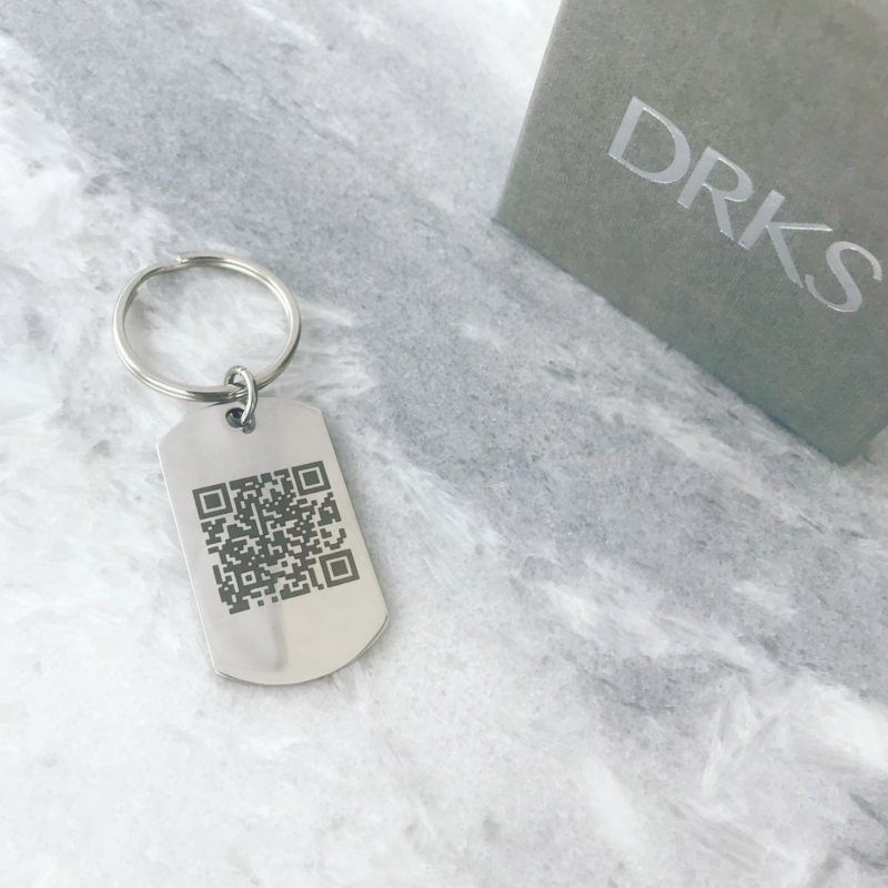 Sleutelhanger met qr code gravering en drks doosje