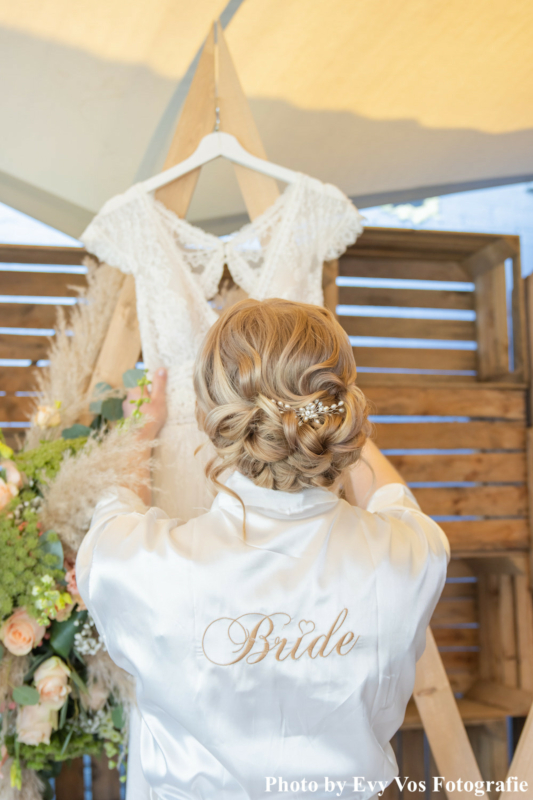 Bruid houdt witte bride kimono vast