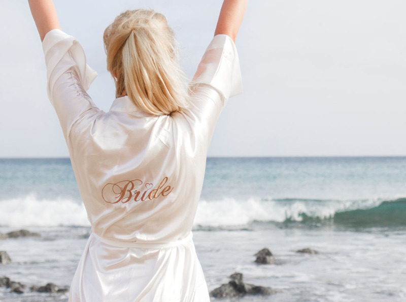 Witte kimono op het strand