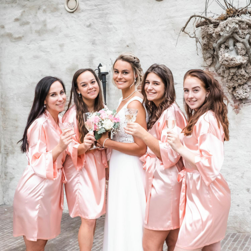 Mooie roze kimonos voor de bruidsmeisjes om te kopen