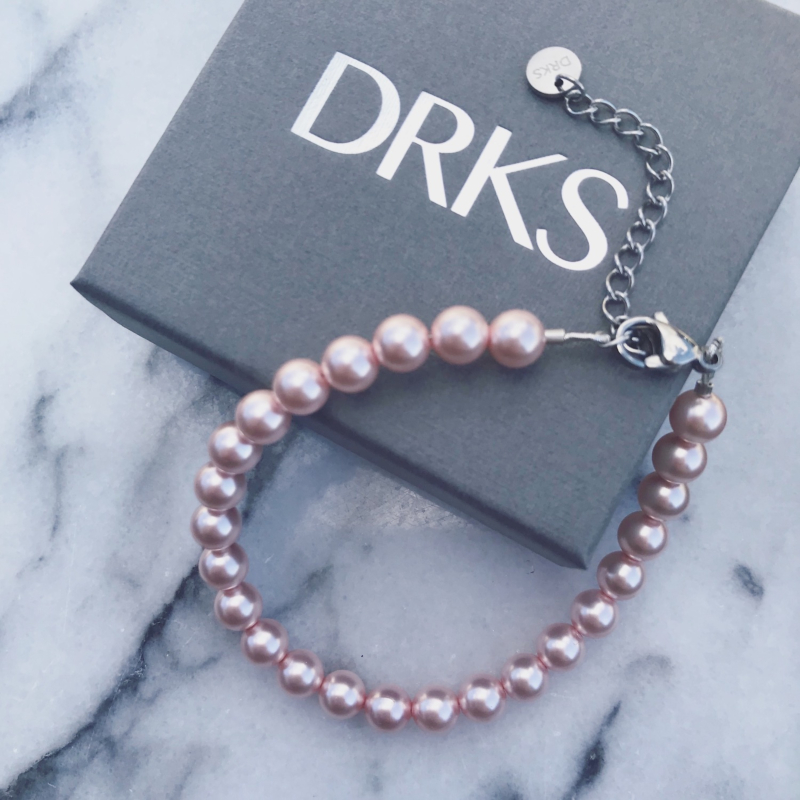 Prachtige faux parel armband op luxe sieradendoosje van DRKS 