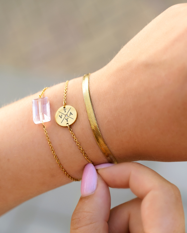 Gouden armparty met roze details