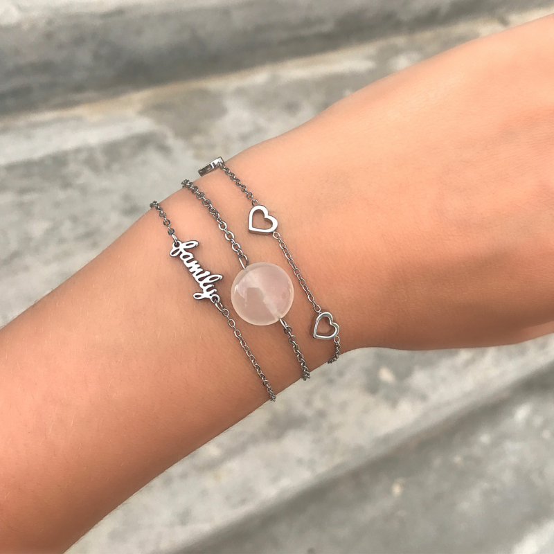 Vrouw draagt een combinatie van verschillende zilveren armbandjes