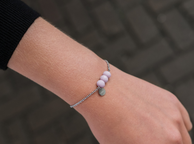 Elegante armband met lila kralen