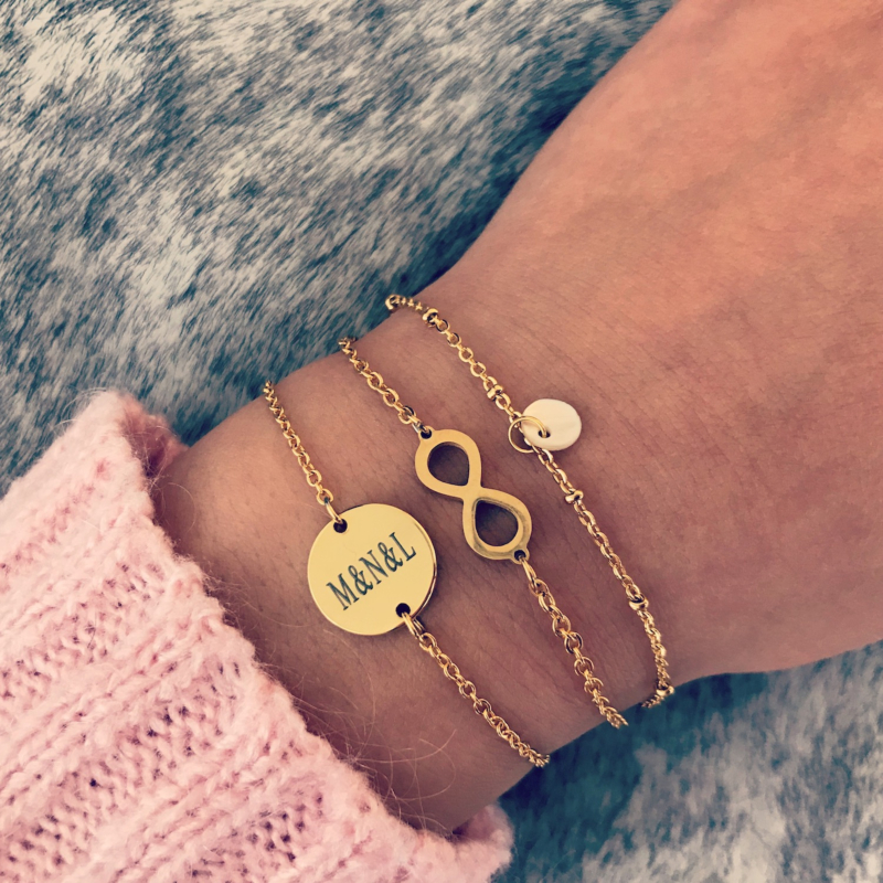 Gouden armbandjes met roze trui op vachtje