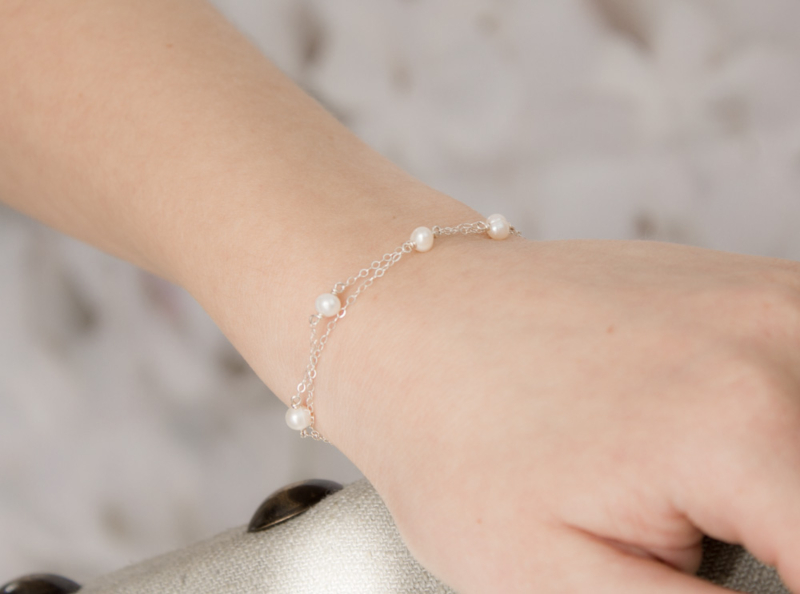 Vrouw draagt bruids armband met zoetwater parels