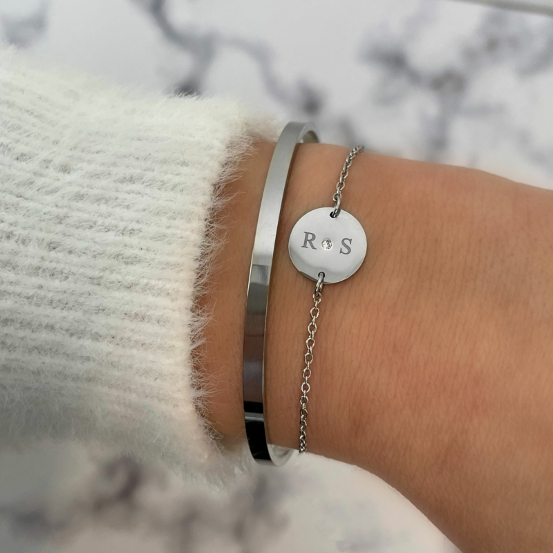 Twee initialen armband met bangle gecombineerd