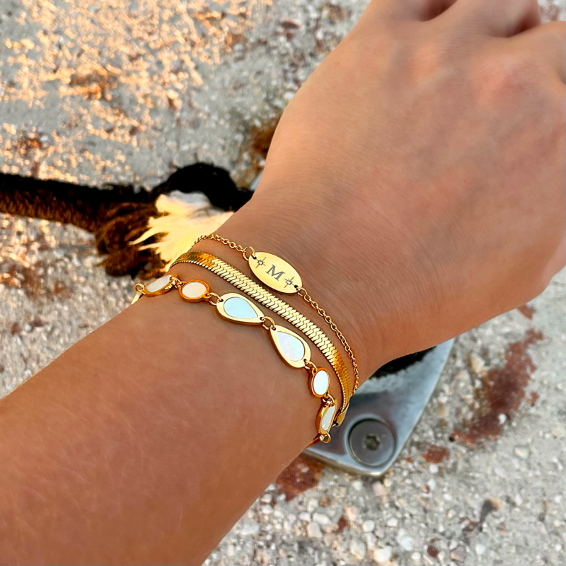 gouden armbandjes om pols vrouw