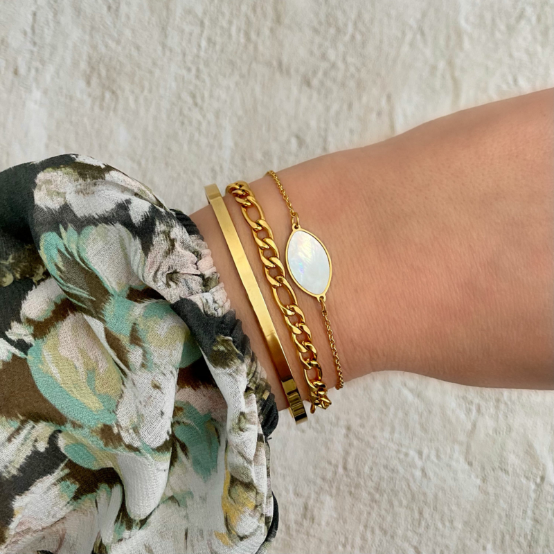 Vrouw draagt armbanden mix met sea shell bedel