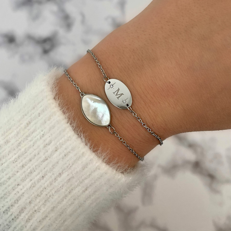 Mix van sea shell armband samen met initial armband