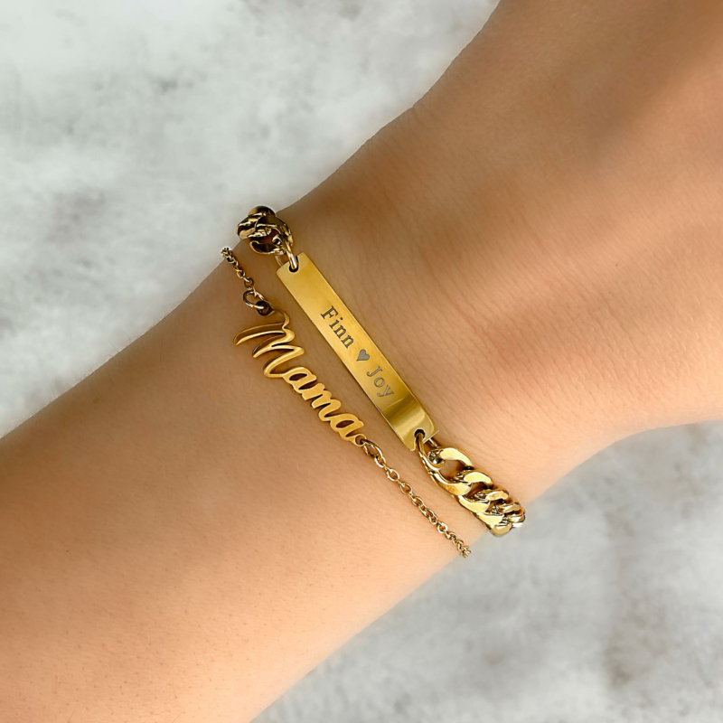 Mooie gouden armbanden om de pols van het model die je kan shoppen