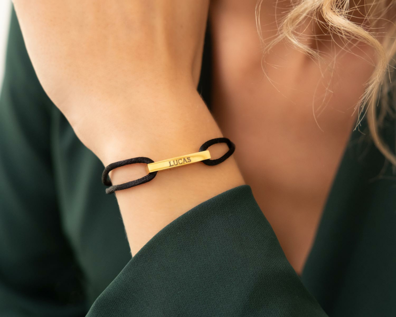 Zwarte bar armband met gouden plaatje met naam