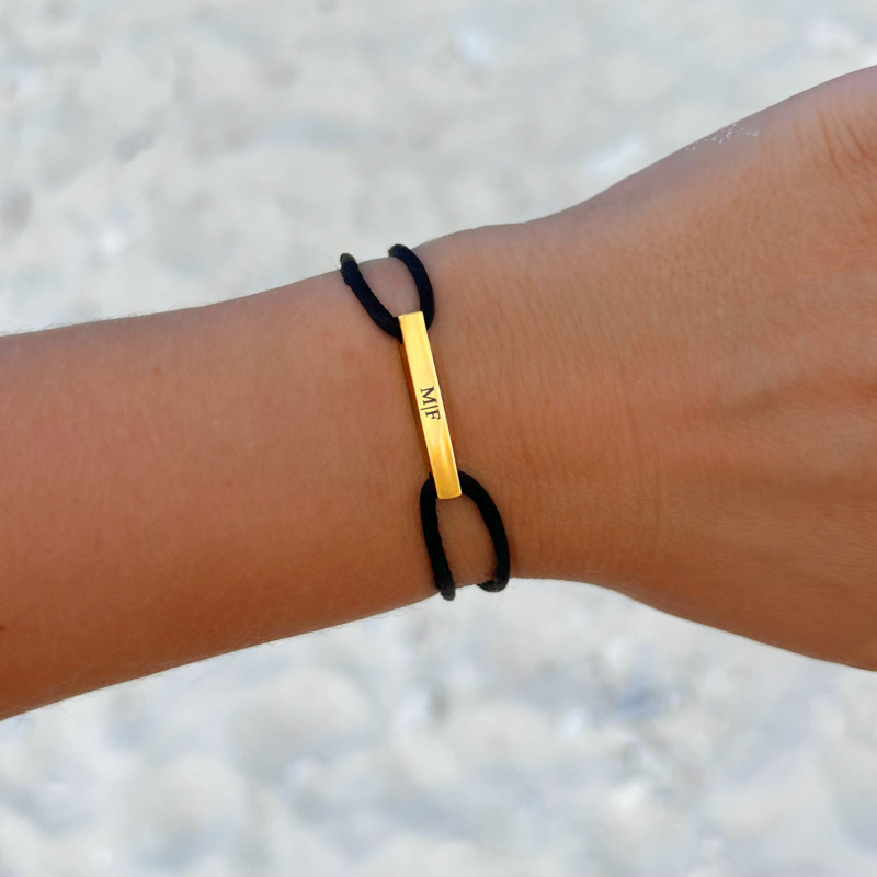 Pols met Satin bar initial armband zwart goldplated om