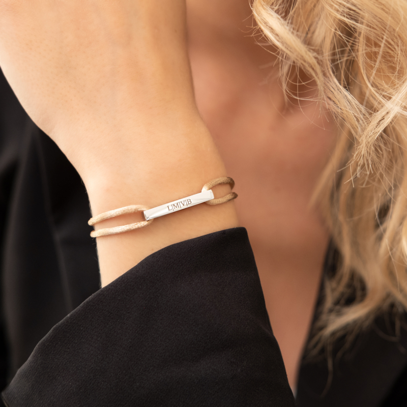 satijnen armband met graveerbare bar zilver