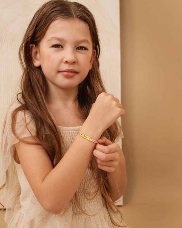 Satin initial armband kids roze goldplated