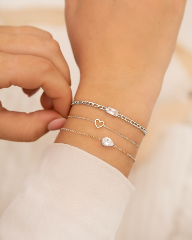 Minimal heart bracelet