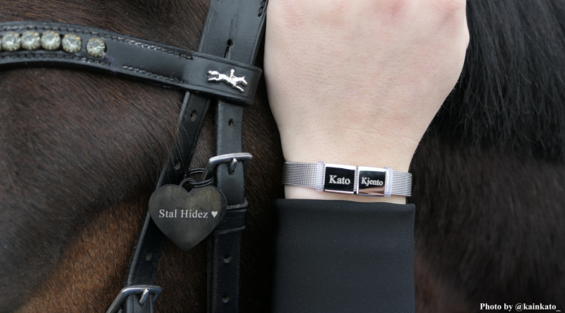 Influencer draagt zilveren armband