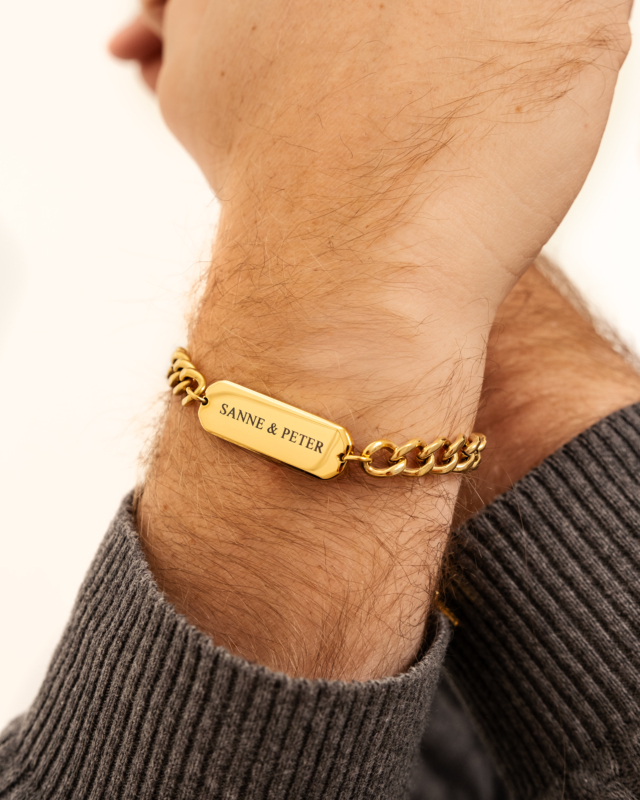 Gouden heren armband met gravering voor mannen