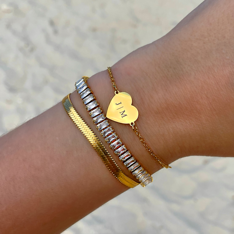 gouden armbandjes om pols vrouw