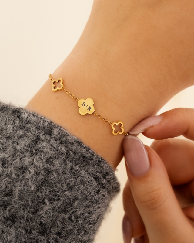 Gouden clover armband graveren