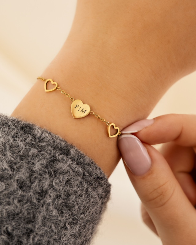 Gouden triple love armband om pols