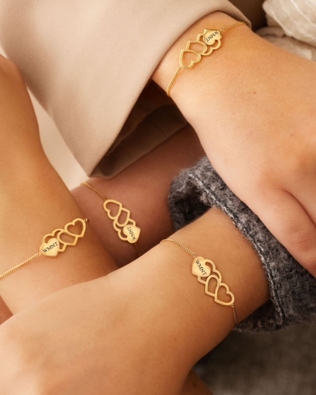 Mix van gouden hartjes armbanden met gravering