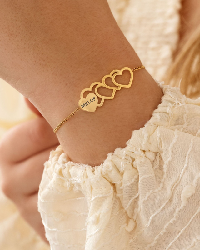 Hartjes armband met 5 hartjes goud