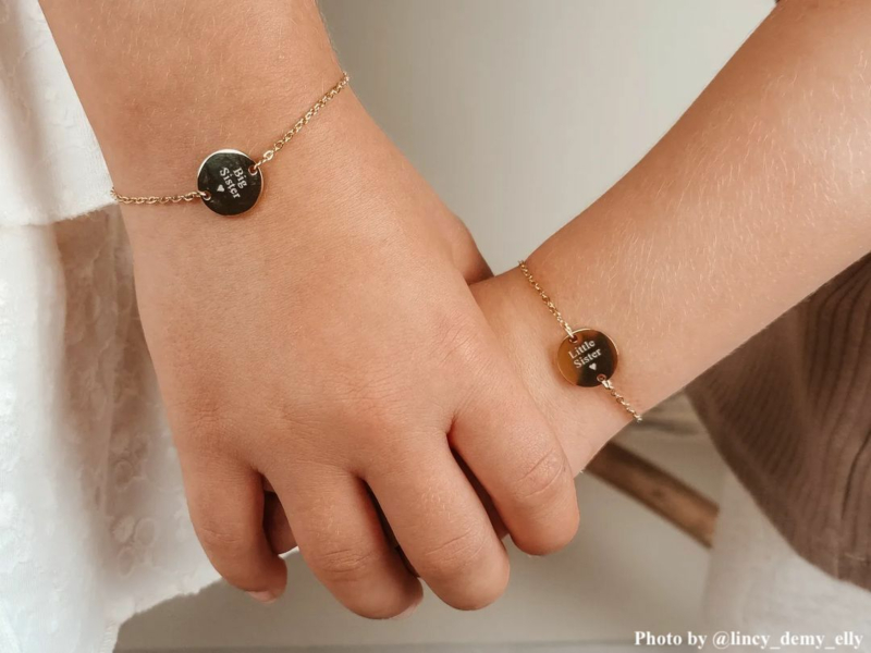 Influencer met moeder dochter armbanden