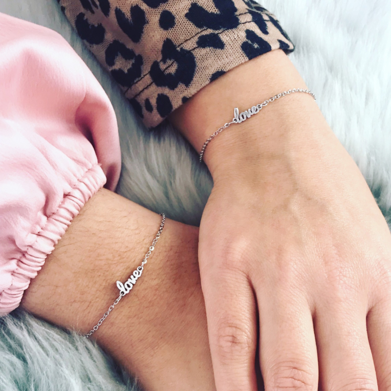 Moeder en dochter dragen love armbandjes in zilver