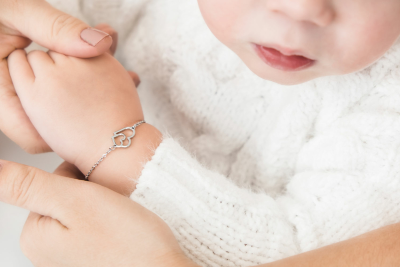 Mooie hart armband in het goud om de pols