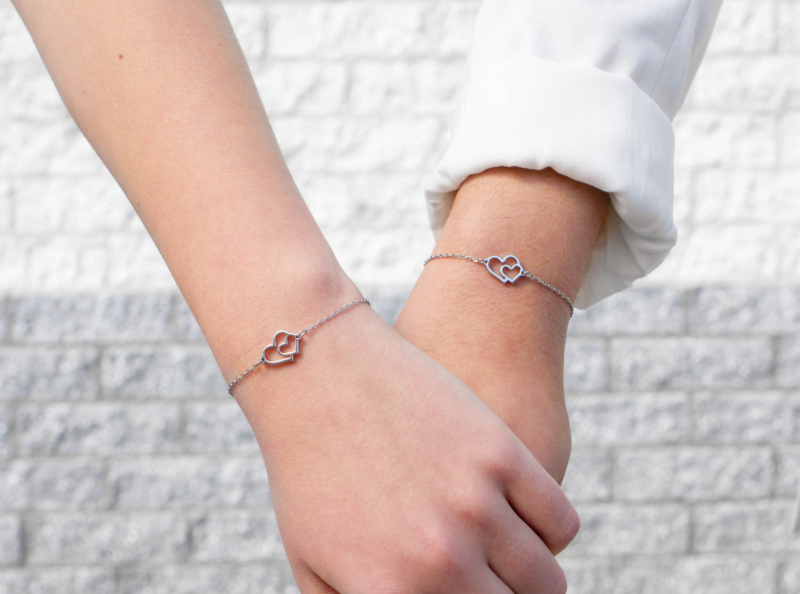 Moeder en dochter met dubbele hart armbandjes zilver