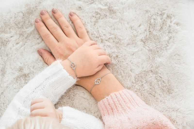 Moeder en dochter met dubbel hart armbandjes